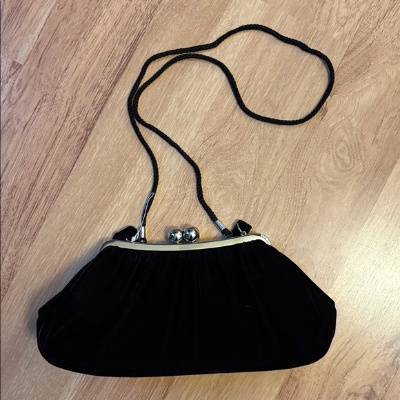 Elegant Black Velvet Kisslock Clutch - Picture 4 of 7